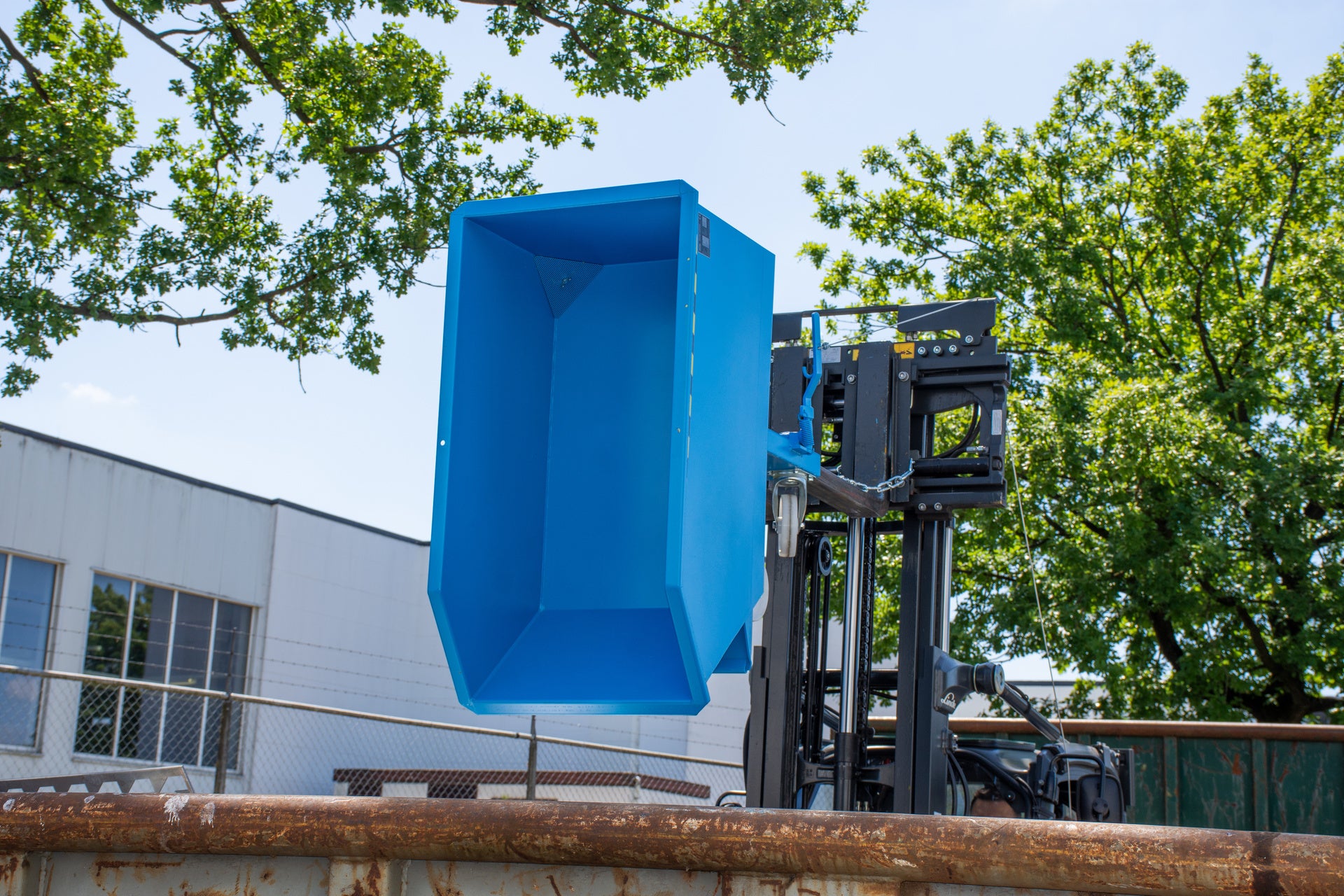 Späne-Kippbehälter GU-E Anwendung Kippfunktion