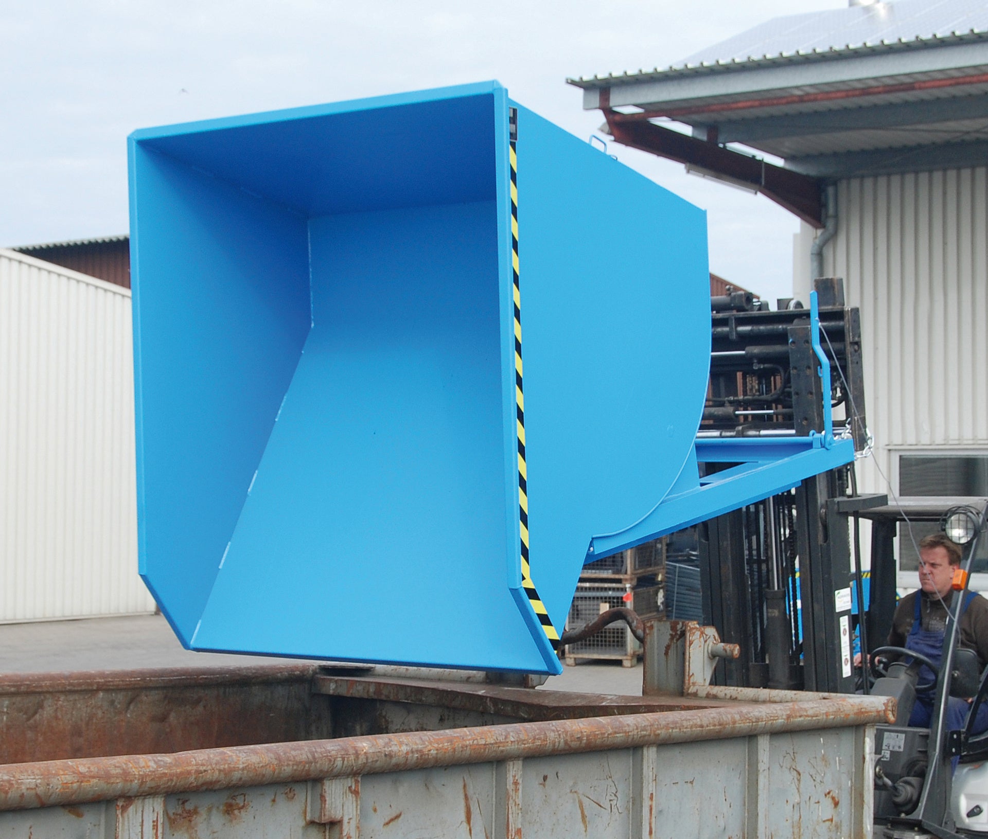 Bild Anwendungsbeispiel Kippbehälter BKM Kippvorgang