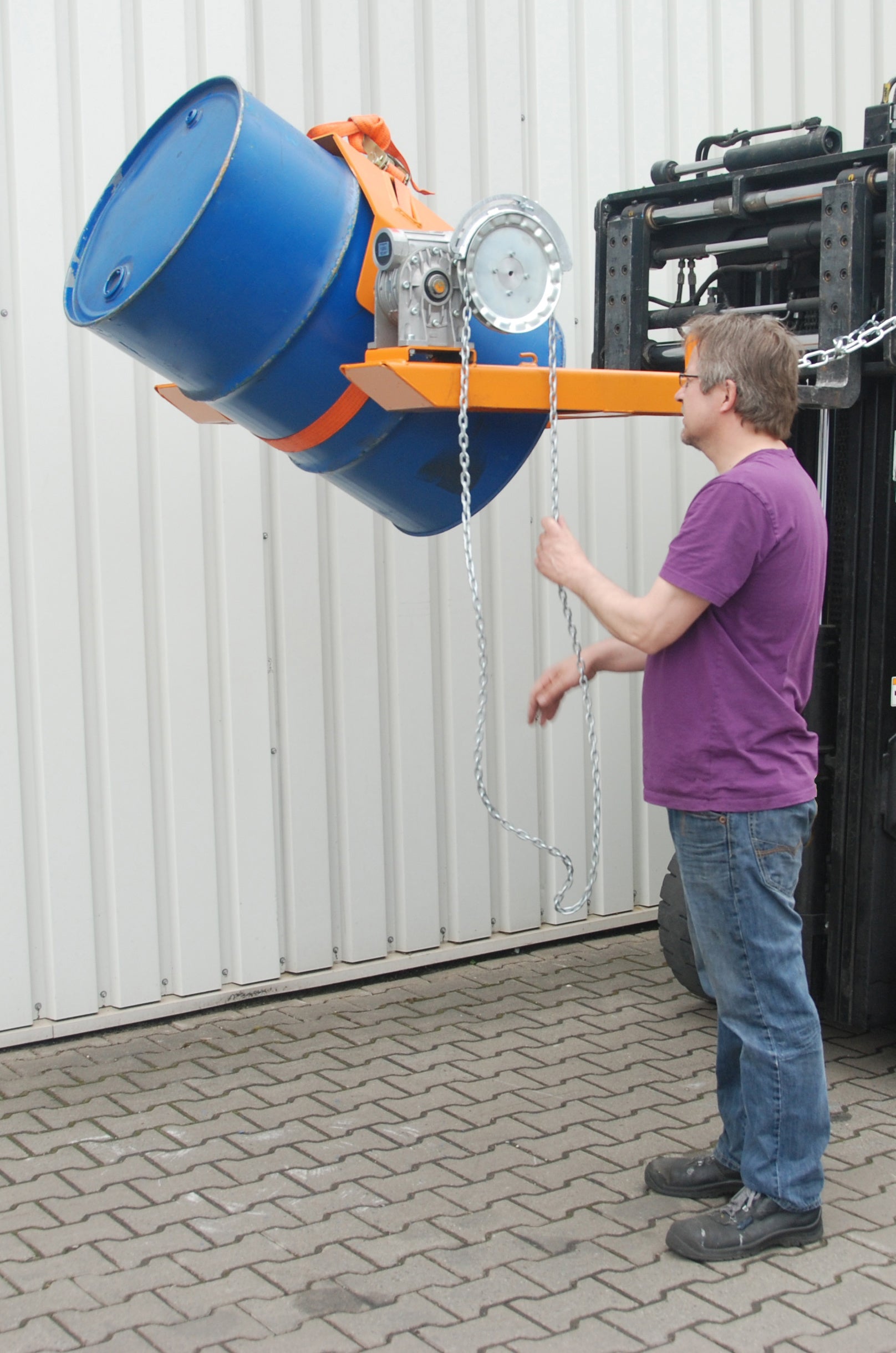 Anwendungsbeispiel Fasskipper FLEX-K mit Kette gelborange