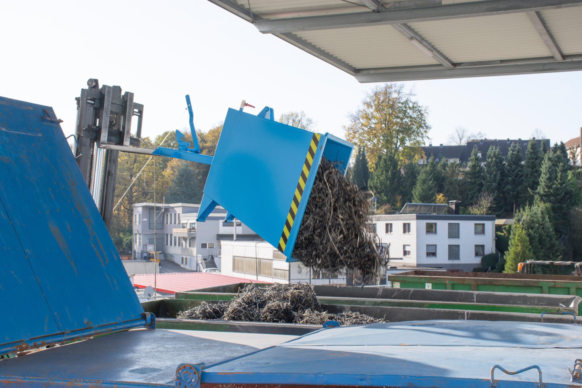 Anwendung Kippfunktion Späne-Kippbehälter SGU-RZ