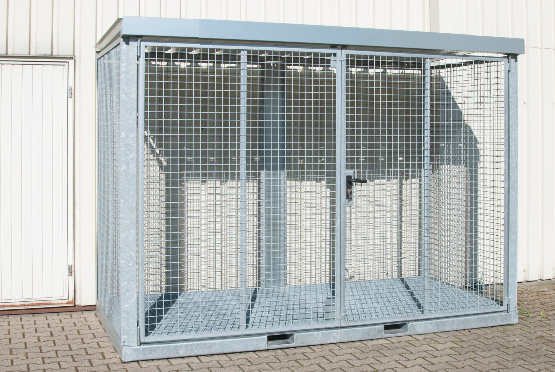 Gasflaschen-Container GFC-E – wetterfeste Konstruktion mit Doppelflügeltüren