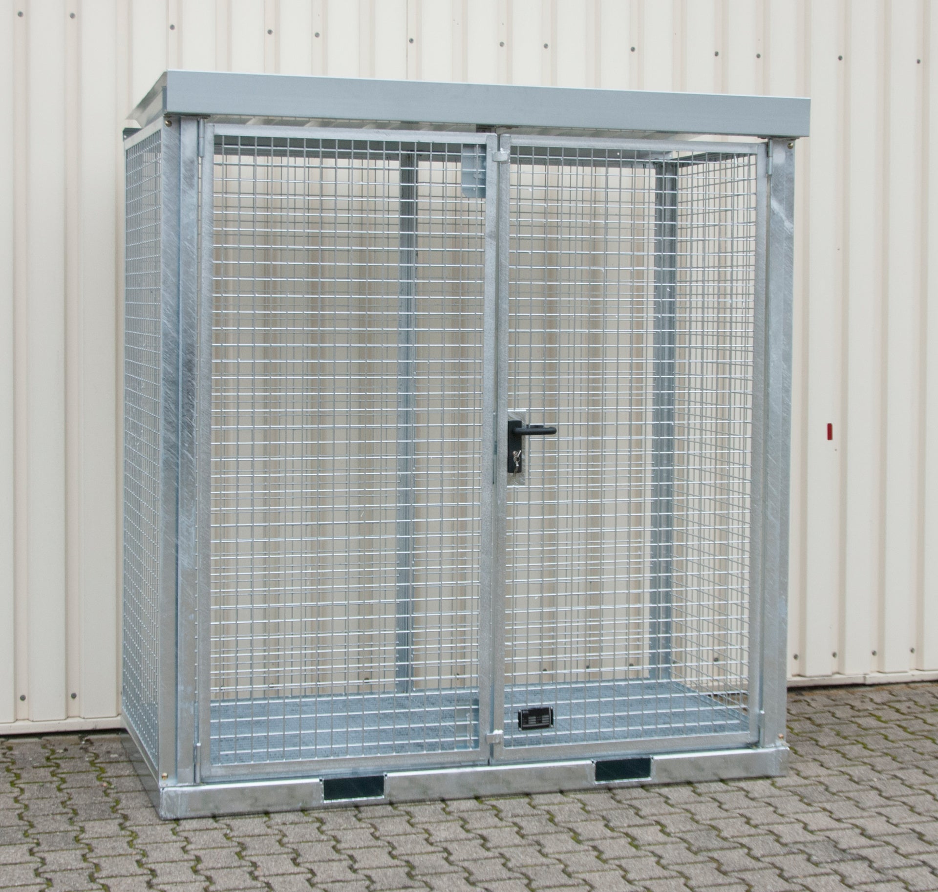GFC-E Gasflaschen-Container – abschließbares Flügeltor für mehr Sicherheit
