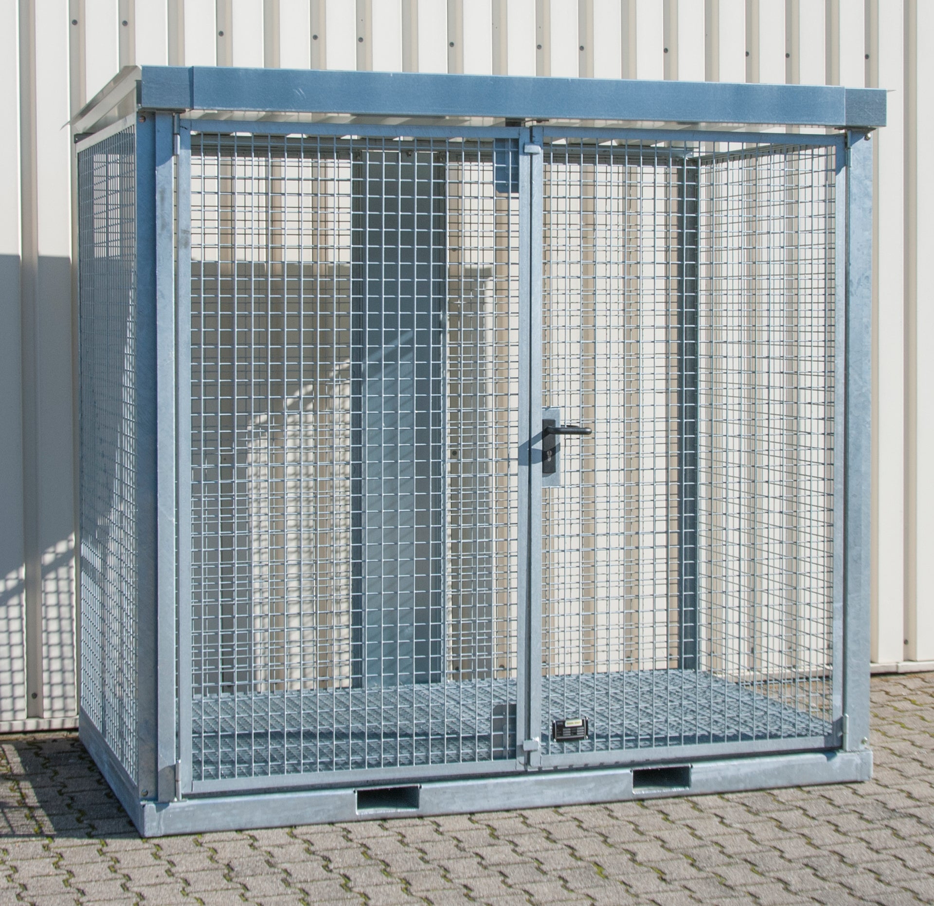 Staplerfähiger Gasflaschen-Container Typ GFC-E mit Einfahrtaschen
