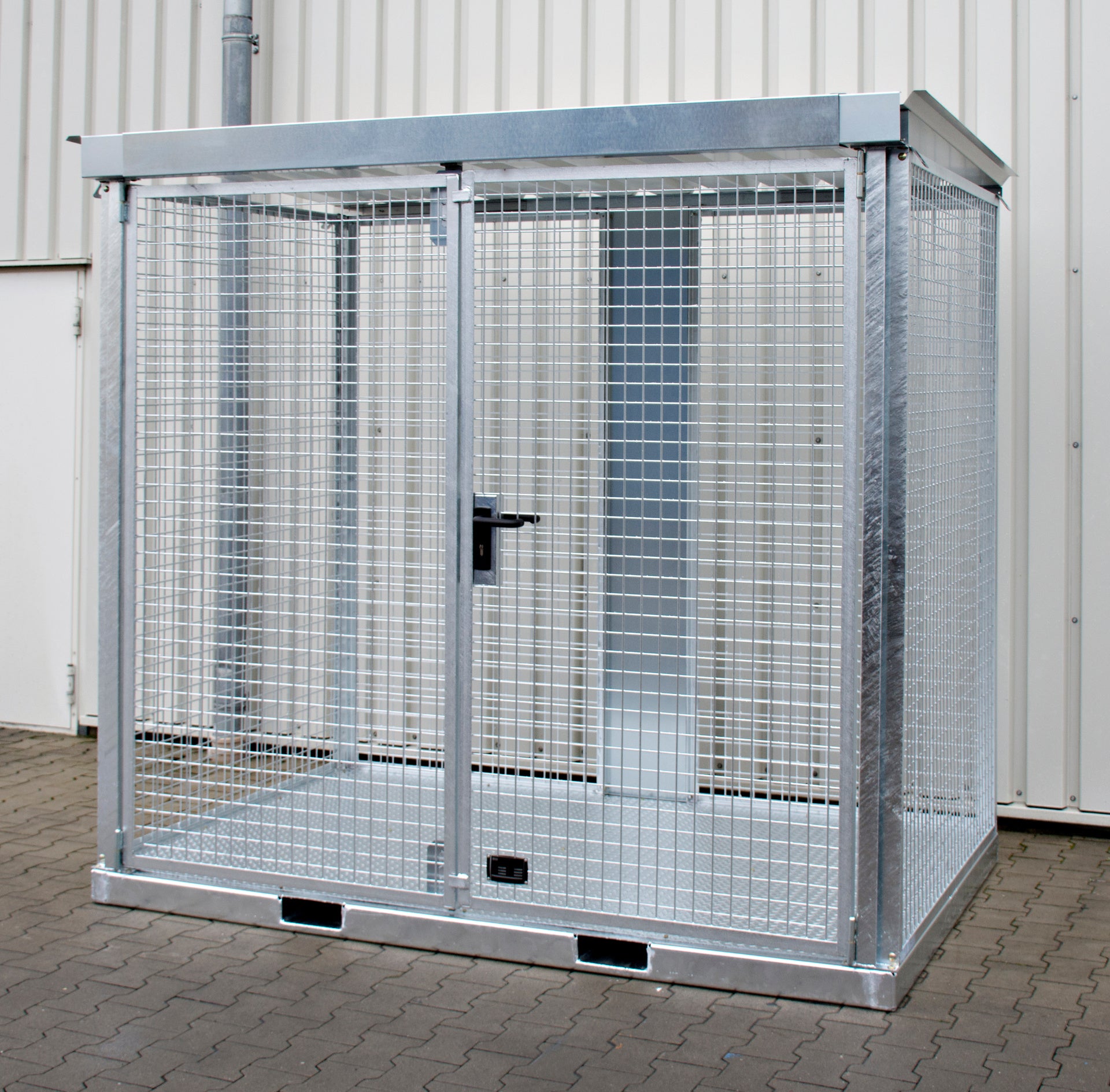 Komplett montierter Gasflaschen-Container GFC-E – sofort einsatzbereit